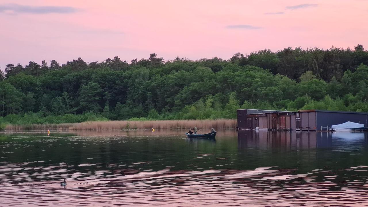 4 Sterne-Haus Am See Waren  Buitenkant foto